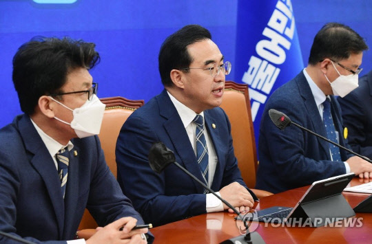 더불어민주당 박홍근 원내대표가 27일 국회에서 열린 원내대책회의에서 발언하고 있다. 연합뉴스